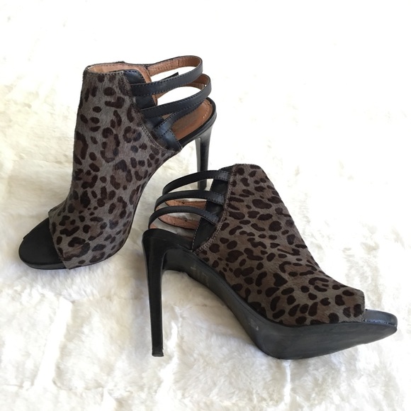 VINCE CAMUTO PYTHON HEELS - Picture 5 of 6
